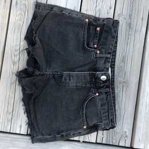 Svarta jeansshorts  - Svarta jeansshorts från Gina Tricot i storlek 36 i nyskick