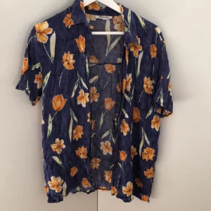 Blommig vintage skjorta - Är i bra skick och är i ett mjukt och skönt material (bild 2). Kan skicka och mötas upp☺️