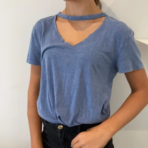 Tröja ifrån hollister - Väldigt unik med öppningen ifram. Super fin och går att matcha med mycket. Frakt 37kr💙💙