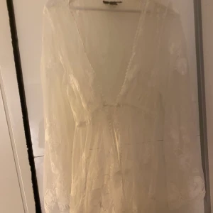 Vit kimono - Jag säljer denna vita kimono, i storlek xs. Aldrig använd