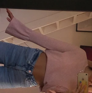 Tröja - Rosa mysig tröja med breda armar ( har en knappt synlig fläck men syns ej när man viker upp den)
