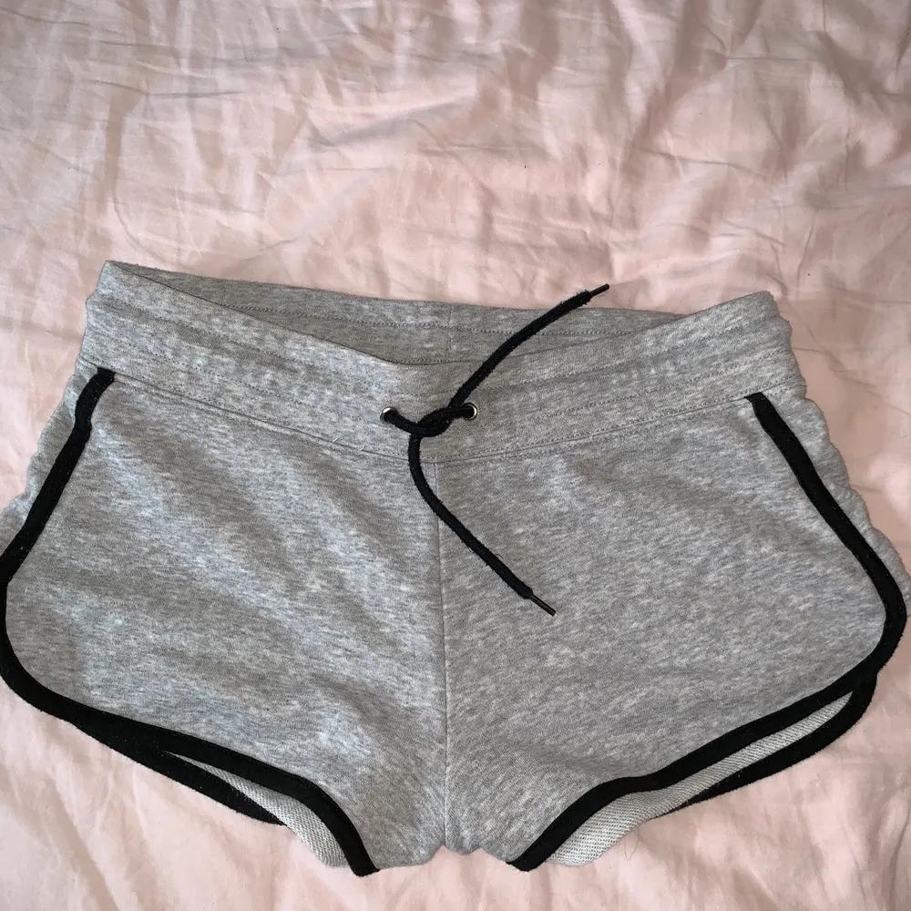 Två st mjukis shorts i olika färger👍  50 kr för ett par  shorts. Pris kan diskuteras om du köper båda! . Shorts.