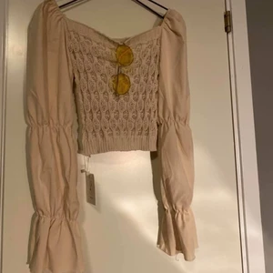 Topp  - Köpte från Korea,oanvänd. Super fint modell, säljer för 250 kr 