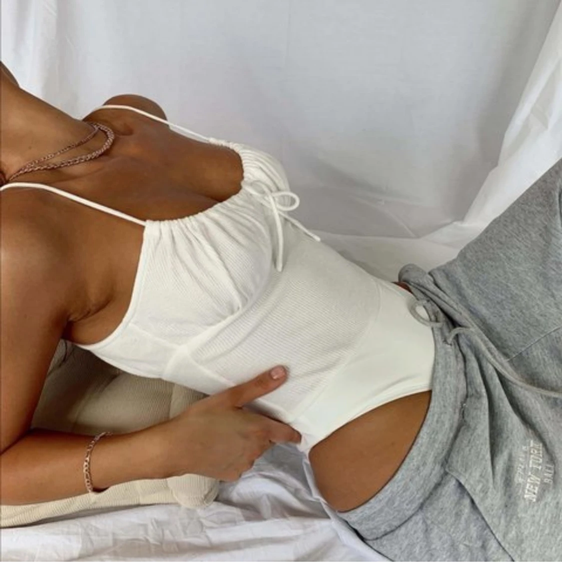 Somrig vit ribbad topp