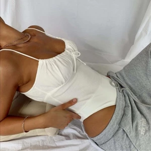 Somrig vit ribbad topp - Jätte fin topp i ett ribbat material, storlek S. Aldrig använd och prislapp finns fortfarande kvar! 🌼