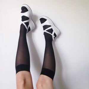  - 👟👟Vita platåsandaler i storlek 39. Fint skick men lite slitage (se sista bilden). Frakt tillkommer eller så kan vi mötas upp i Stockholm!💯