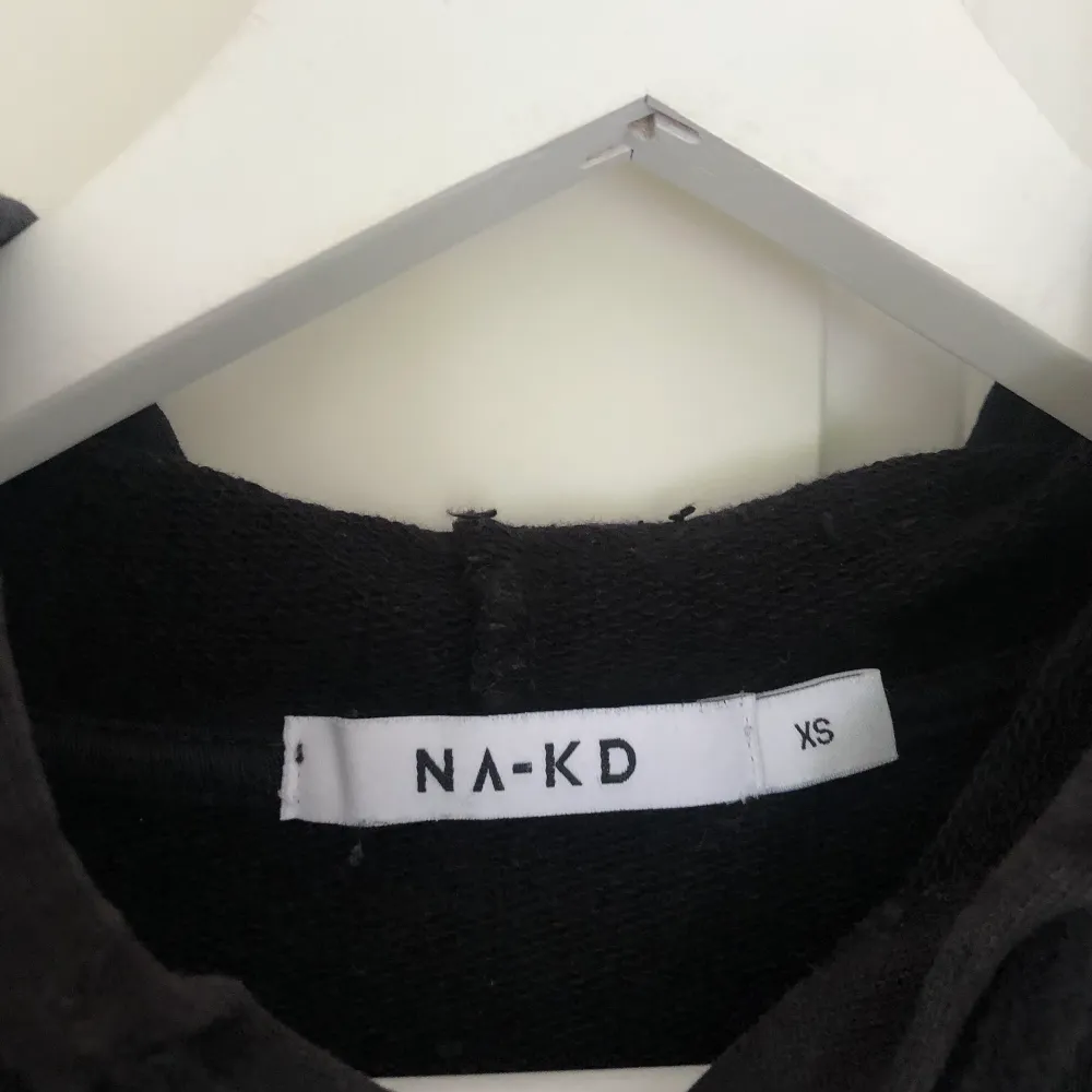 Basic och snygg hoodie från NAKD! Använd ett par gånger men inga skador på plagget!  Om ni har frågor eller funderingar så hör av er! ☺️ Frakt tillkommer! . Hoodies.