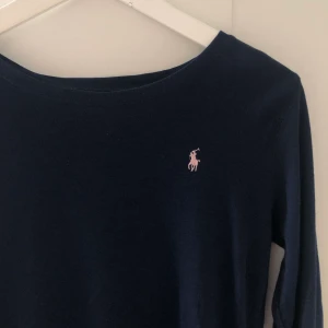Långärmad Ralph lauren  - Säljer denna långärmade Ralph Lauren tröjan i marinblå, passar xs/s!!💖🤗