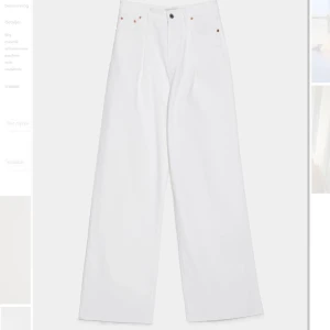 Extralånga jeans från zara  - Helt nya & endast testade raka jeans från Zara. Slutsålda på hemsidan. Storlek 40 men jeansen är utan söm längst ned från start så därför går det att klippa av dem till den längd man önskar. Köparen står för frakt 🧡 nypris 559kr. Buda från 200kr! 