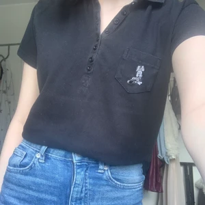 Musse polo - Köpt secondhand för ett tag sedan. Sååå fin. Köparen står för frakten, kan även mötas upp i Stockholm vid köp över 100kr 💕