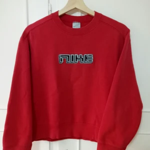 VINTAGE NIKE TRÖJA ♥️✌️ - En vintage Nike sweatshirt i skitbra skick. Färgen är röd, lite mer på den mörkare sidan, ganska dämpad. Inga fläckar eller hål! Storlek 164/L på i barnstorlek, sitter ganska löst på mig som brukar ha XS (jag är dock 155). Blir lite som en stor XS 💕😌