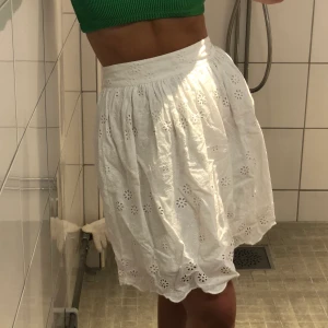 Supergullig kjol från H&M xs - Kort och somrig kjol från h&m i storlek 34. Lite trög i dragkedjan men annars fint skick. Frakt tillkommer✨