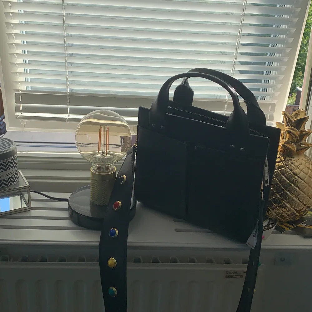 Super fin väska från Wera och ett väskband från GinaTricot!  Väskan säljs separat med ett medföljande väskband (inte det på bilden). Väskbandet på bilden säljs separat eller för extra! Väskan & bandet är sparsamt använda & i ett gott skick . Väskor.