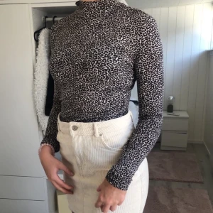 Leopardtröja/ topp från Gina - Fin och skön leopartröja/ topp. Fint skick och passar väldigt bra tillsammans med kjolen på bild som finns i en annan annons💞