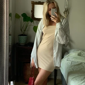 Vit randig skjorta - Oversized och har länge varit min favorit, den passar verkligen med allt och skönt att täcka lite gud med utan att bli för varm. En knapp på ena armen saknas dock 