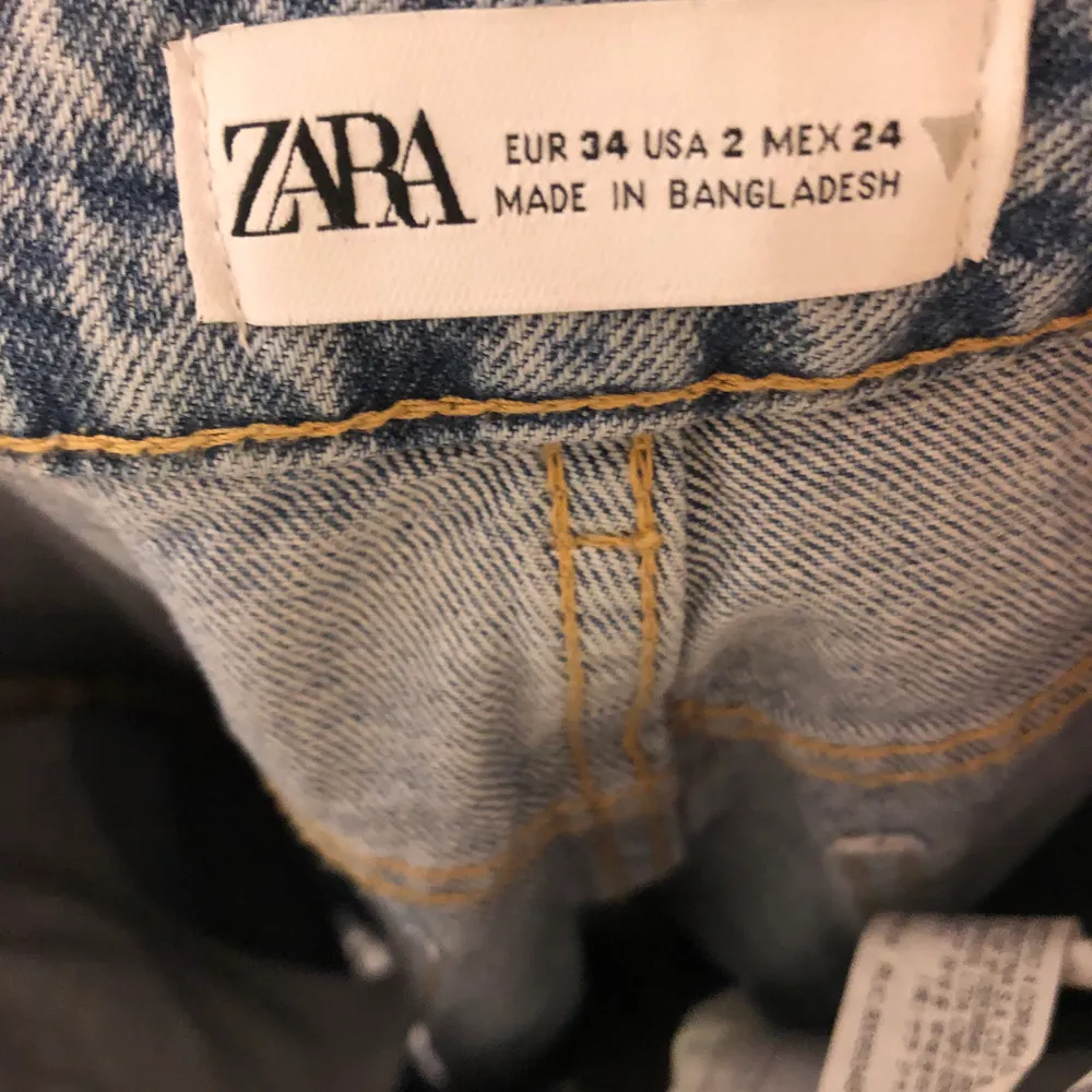 Säljer mina fina mom jeans från zara som tyvärr blivit för små. . Jeans & Byxor.