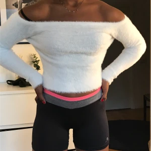 H&m tröja❄️ - Har aldrig använt denna fina och otroligt mjuka tröja, köpte den för 199;-🤍🤍