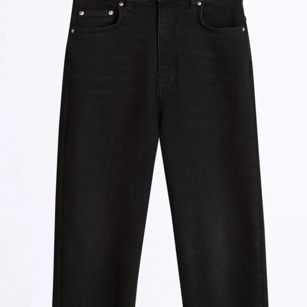Säljer ett par svarta mom jeans från bikbok med lite fransar/slitningar nertill, super snygga på! Nypris är 699. Jeans & Byxor.