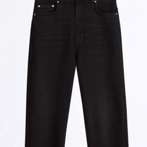 Säljer ett par svarta mom jeans från bikbok med lite fransar/slitningar nertill, super snygga på! Nypris är 699