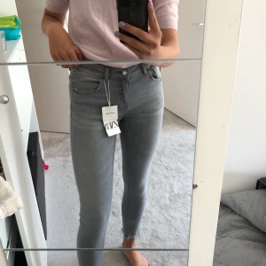 Gråa jeans  - Ett par jätte fin gråa jeans med slitningar längst ner, låg midjade. Oanvända pga förstora i midjan😍👼🏼 100kr 