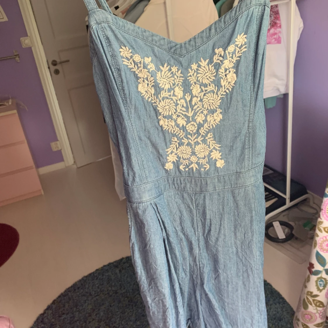 Blå broderad byxdress