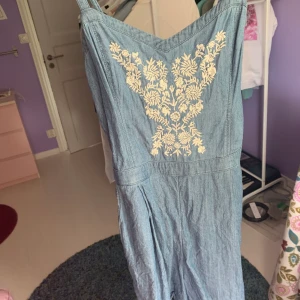 Blå broderad byxdress - Söt ljusblå byxdress från Hollister med broderingar på🌸