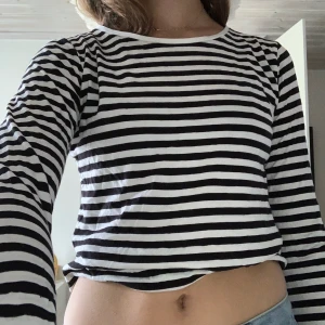 Vit-svartrandig långärmad - Jättefin långärmad svart/vit randig långärmad från Lindex i perfekt skick🎡🎡🎡