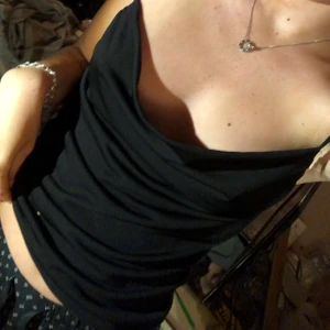 Waterfall linne - Helt nytt linne med såkallad waterfall urringning fram! Finns prislapp kvar. Har även en i röd som jag säljer vid intresse 💖