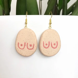 Handgjorda örhängen i lera, FRI FRAKT!  - Härliga bröst att hänga i öronen! Handgjorda av mig, nya och oanvända 🥰 Fri frakt!