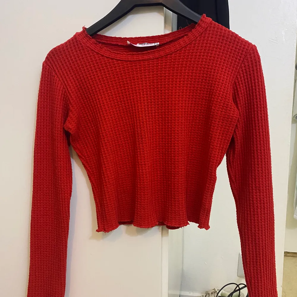 Vit tröja, använt 1 gång, storlek S/M -60kr  Gul tröja, också använt 1 gång, storlek S -60kr  Röd tröja, använt ett par gånger men ser ut som ny, storlek S-40kr . Toppar.