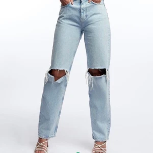 Raka jeans från Gina gruvor  - Andvänd ett fåtal gånger men superfina buda över 300kr❤️🥰 frakten tillkommer om du kontaktar mig😍 Slutsålda nästan överallt 