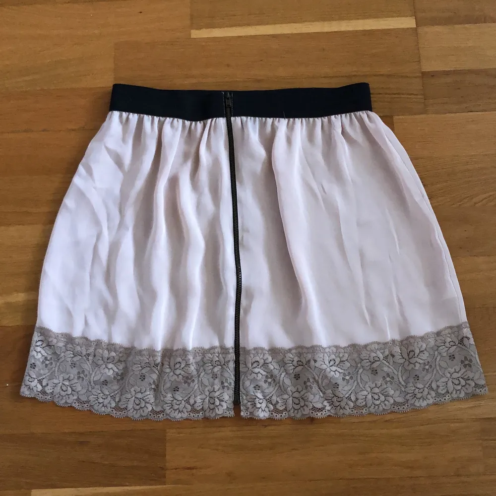 Topshop lace skirt, in very good condition! Only worn once!. Kjolar.