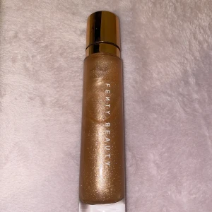 Fenty Beauty body lava  - I färgen ”who needs clothes” Testad 1 gång, frakt tillkommer (nypris 640kr) trasigt lock, inget som påverkar produkten.