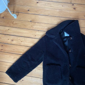 Teddyjacka - Superfin teddyjacka från Zara, strl Xs. Säljes pga tycker den är lite för oversized för att påstås vara xs. Köpare står för frakt. 