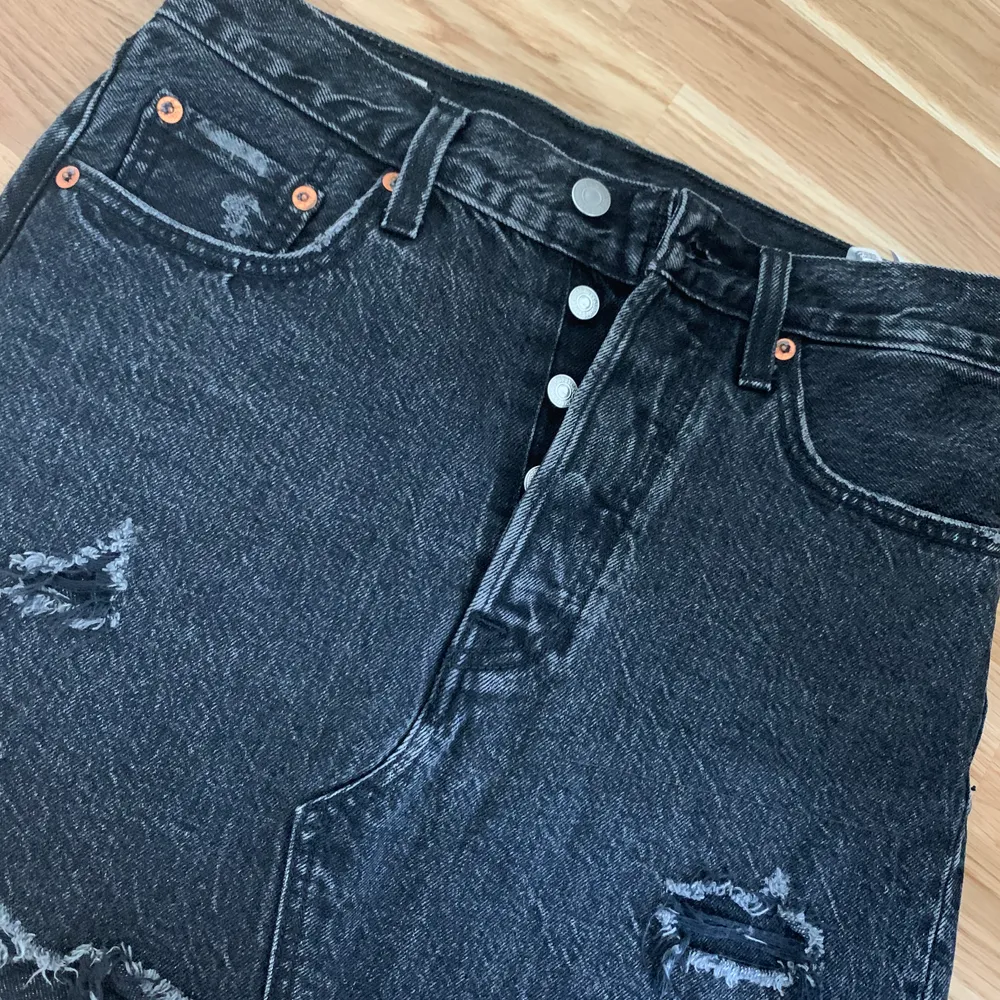 Levis jeanskjol i svart, endast testad. Storlek 25, ny pris 600kr. Kjolar.