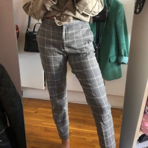 Kostymbyxor - Skitsnygga rutiga kostymbyxor från hm