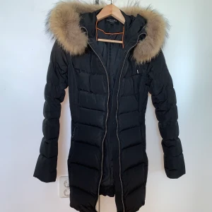 Hollies jacka - Hej! Jag säljer min jätte fina hollies jacka i väldigt bra skick! Använd i lite mindre än en vinter då jag hade en annan också vill nu sälja för att köpa en ny till vintern/hösten som kommer. Den är väldigt varm å skön till vintern