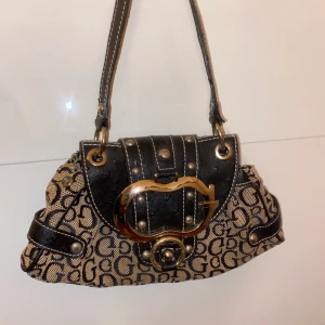 Väska  - Jag säljer denna guess väska. Hur cool som helst och går att styla till väldigt mycket 