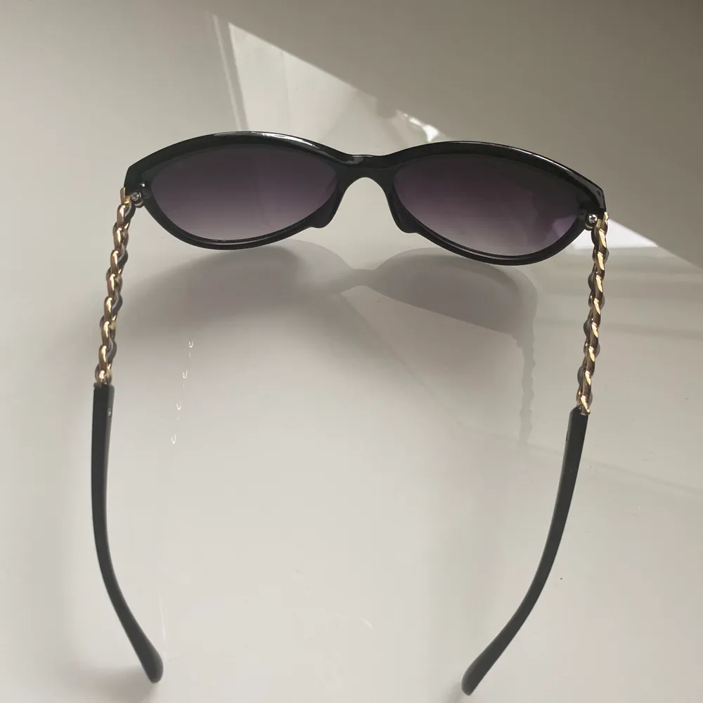Svarta solbrillor med gulddetalj på bågarna från Ur & Penn:) Knappt använda. Frakt: 11kr (brev). Accessoarer.
