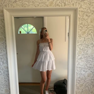 Volangkjol - Så fin bandeu klänning med volanger som jag brukar använda som kjol med en tröja över, så snyggt! Köpt på Nakd och använd ca 3 gånger så väldigt bra skick!!🥳🥳💜 Strl S