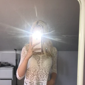 Hollister tröja  - En fin sommar tröja från hollister. Men man ser tyvärr att den är använd ( 3 bilden) men annars är den jätte fin