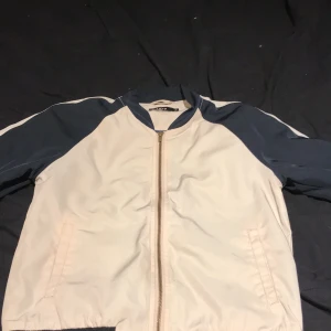 Retro stylad jacka - En enkel och retro stylad jacka, den är smutsrosa och marinblå, aldrig använd. 