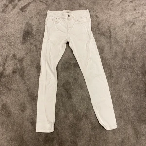 Jack & Jones Vita Jeans - Vita Jack & Jones jeans i storlek 29/32!