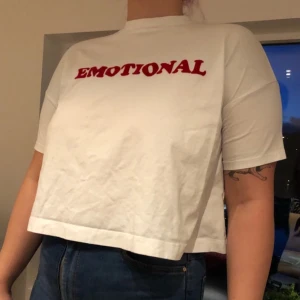 Weekday t-shirt ”emotional” st M - T-shirt i storlek M med röd text. 