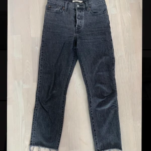 Levi’sJeans i modellen ”Wedgie Straight” - Säljer dessa gråa Levi’s jeansen i modellen ”Wedgie Straight” i storlek W28. De går till anklarna på mig som är 170cm lång. Är i bra skick! (Köparen står för frakt)