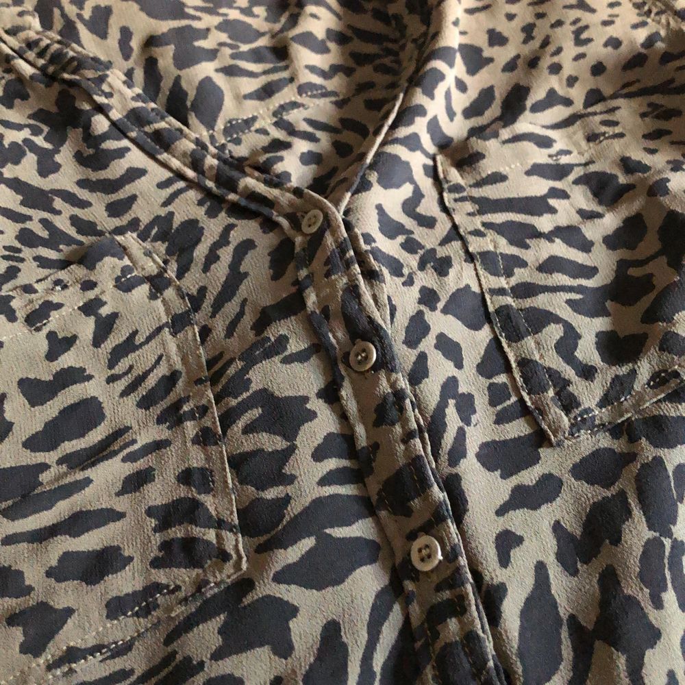 Blus med leopard mönster i mörkgrönt . Blusar.