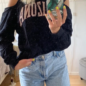 Oversized sweatshirt  - ”Street” tjock tröja. Köpt på boohoo, storlek 36 (funkar för mig som har S/M) Använd få tal gånger!