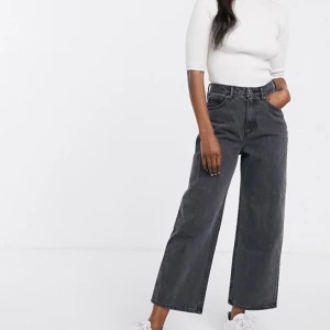 Monki jeans mozik wahed black - Jättefina jeans från monki i modellen mozik, washed black