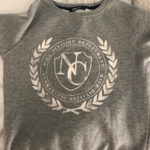 Grå swetshirt  - grå swetshirt från Gina i storleken S. Passar bra till allt, använd några få gånger å säljer pga att den inte är min stil