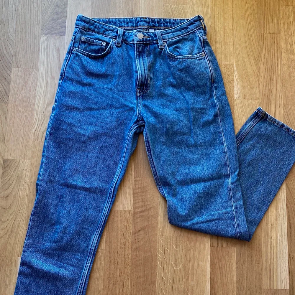 Frakt inkluderat i priset! Weekday Jeans! Jag säljer det för nu är det alldeles för litet för mig, ledsen för är en av mina favoritjeans!  Den är mörkblå med riktiga fickor!💕. Jeans & Byxor.